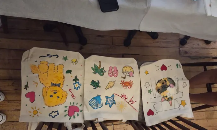 Atölyede boyanmış tote bag tasarımları
