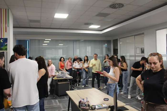 Ofiste düzenlenen kalabalık ekip etkinliği