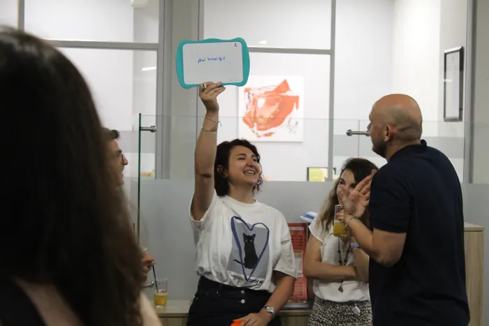 Ofis etkinliğinde cevap kartı kaldıran katılımcı