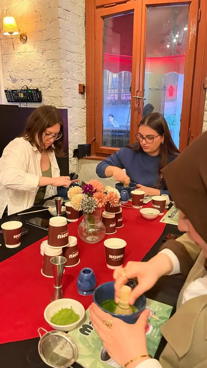Matcha hazırlayan katılımcılar