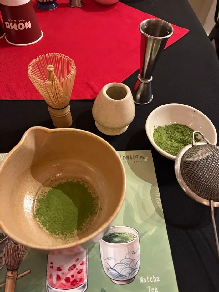 Matcha workshopu için hazırlanmış masa