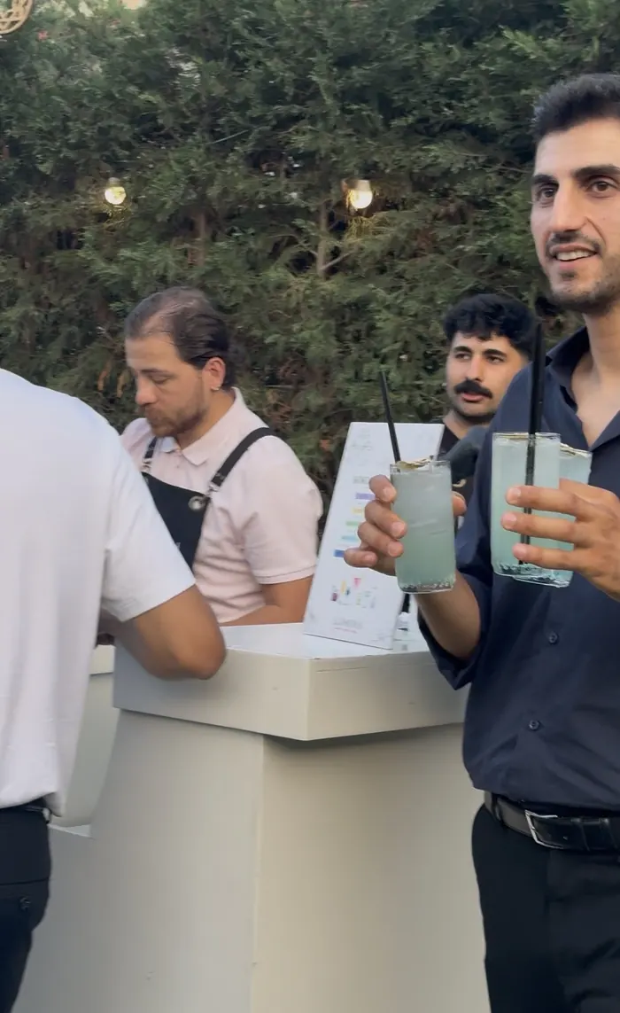 Bar önünde sohbet eden davetliler