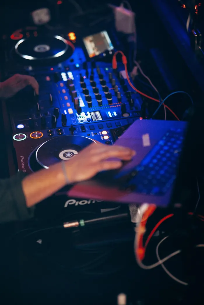 DJ setinde çalan performans ekipmanları