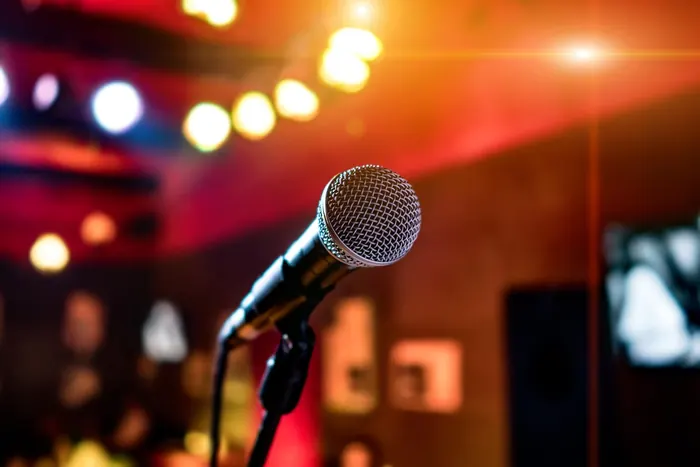Karaoke gecesinde sahnedeki mikrofon