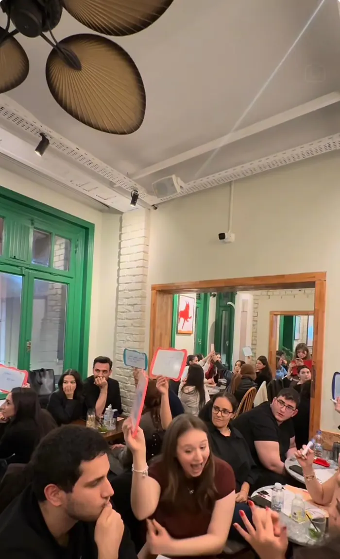 Quiz etkinliğinde kalabalık salon