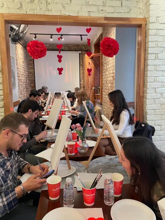 Tuval boyama atölyesinde çalışan katılımcılar