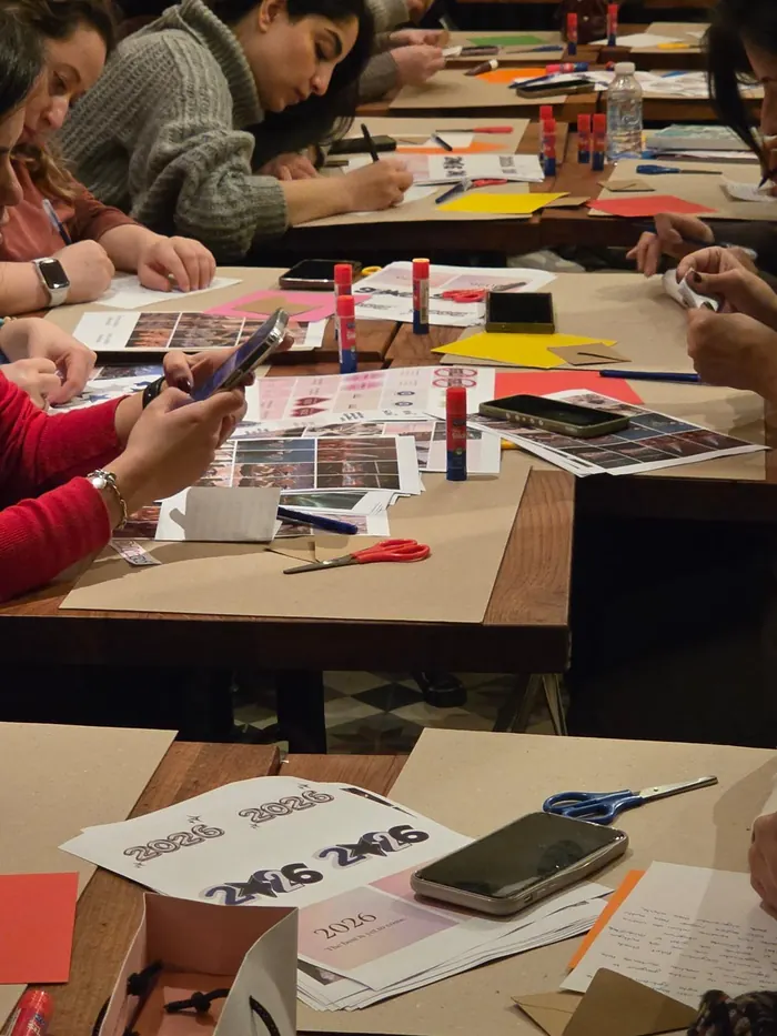Vision board atölyesinde çalışan katılımcılar
