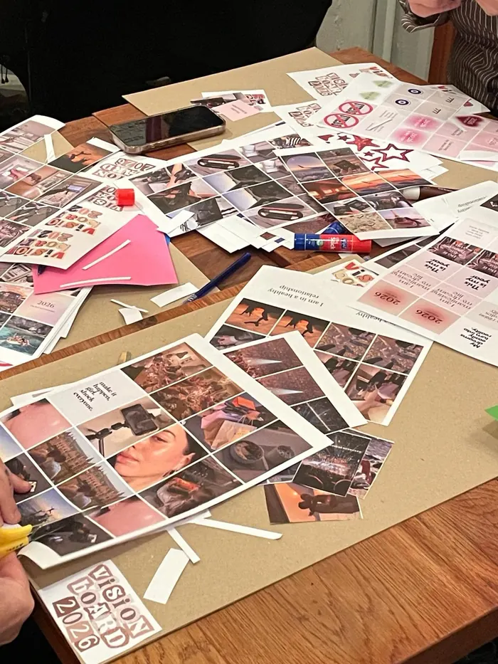 Vision board çalışması için hazırlanan masa